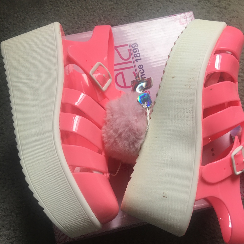 Adorable hot pink flat form jelly sandals w/unicorn Pom Poms - Picture 5 of 14